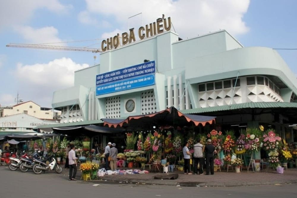 Khu chợ nằm ở vị trí trung tâm nên luôn đông đúc người qua lại